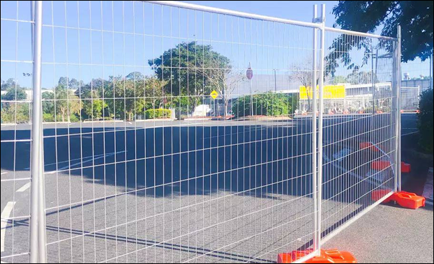 Construction site security fencing with plastic feet