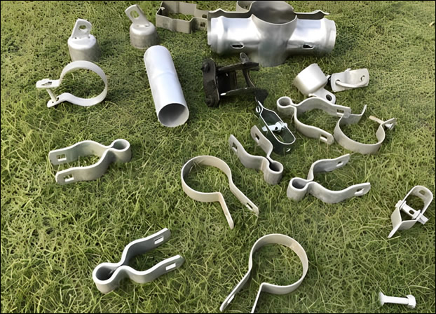 Galvanized steel clips for fastening galvanized fence panels